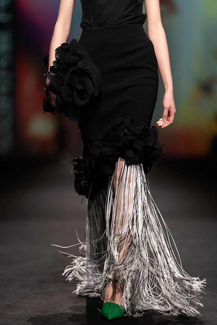 衣柜里永远缺的那一条裙子就在秀场上2024秋冬上海时装周