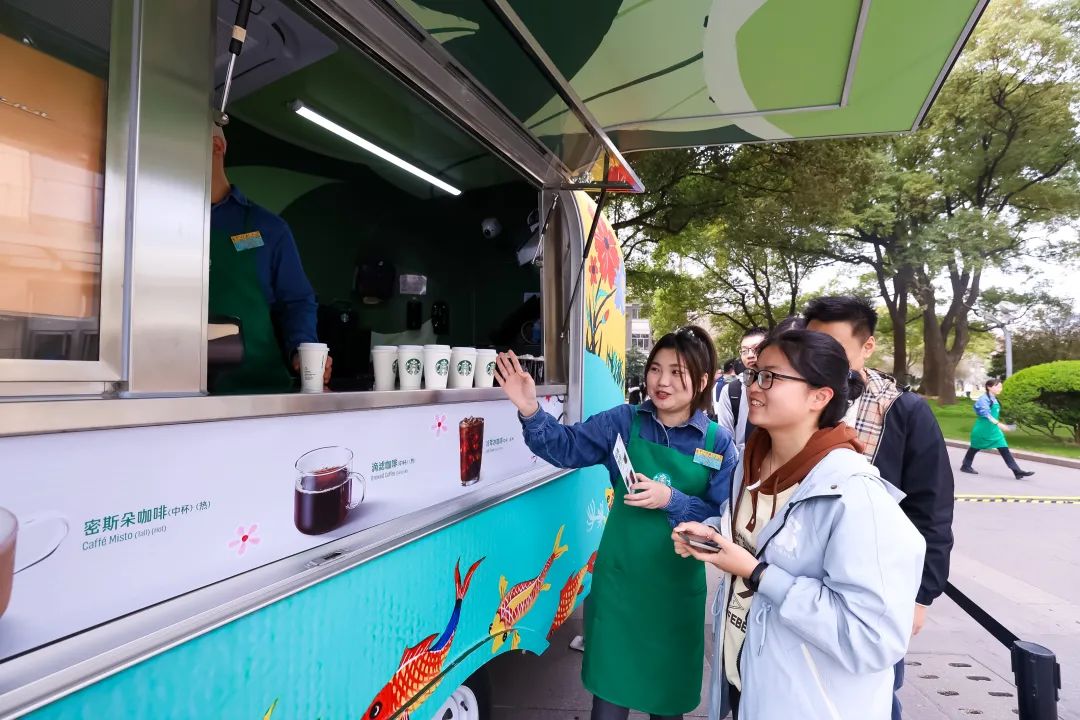 星巴克创始人舒尔茨今天的创新必须有颠覆性才能引领市场