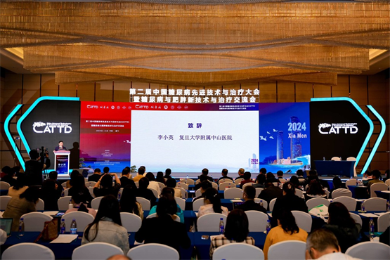 健康报社副总编辑杨秋兰,厦门市卫生健康委副主任王德猛,复旦大学附属