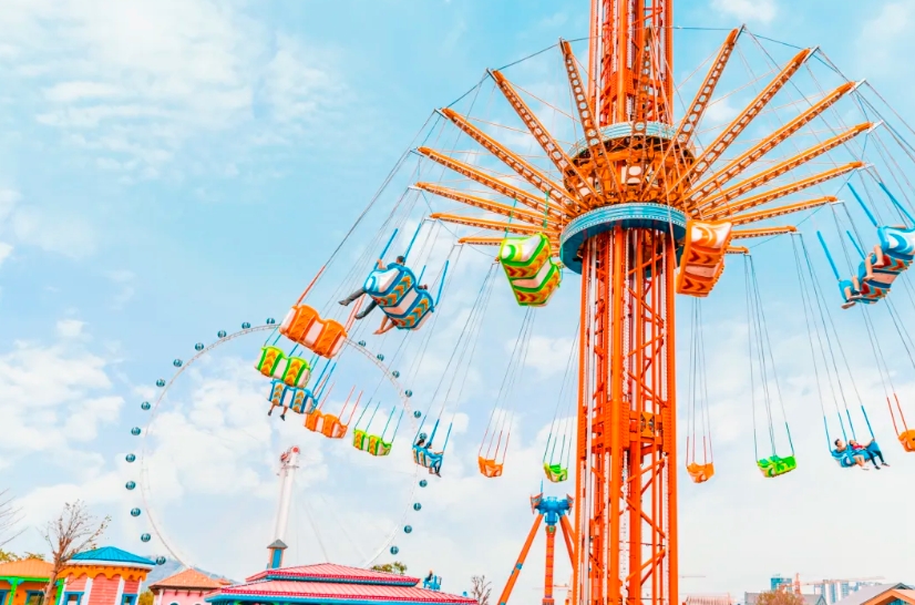 主要建设大型现代化游乐城,包含摩天轮,玻璃滑道,海盗船,魔幻乐园