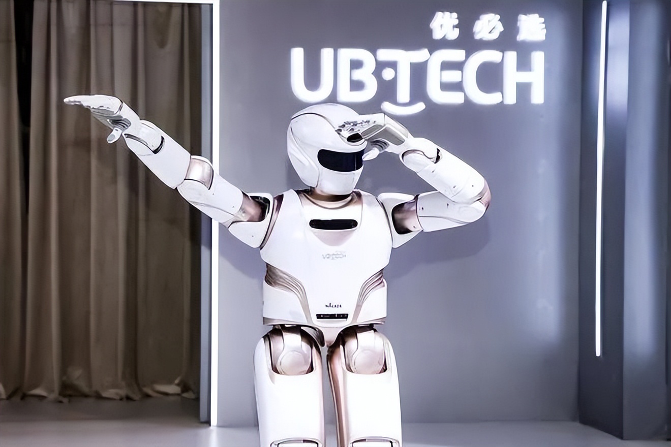 去年年底,当优必选新一代工业版人形机器人walker s和优必选创始人周