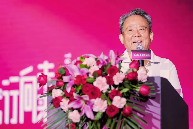 会上,雅丽洁集团董事长吕南明在开场致辞时指出:"门店应该抓住中国美