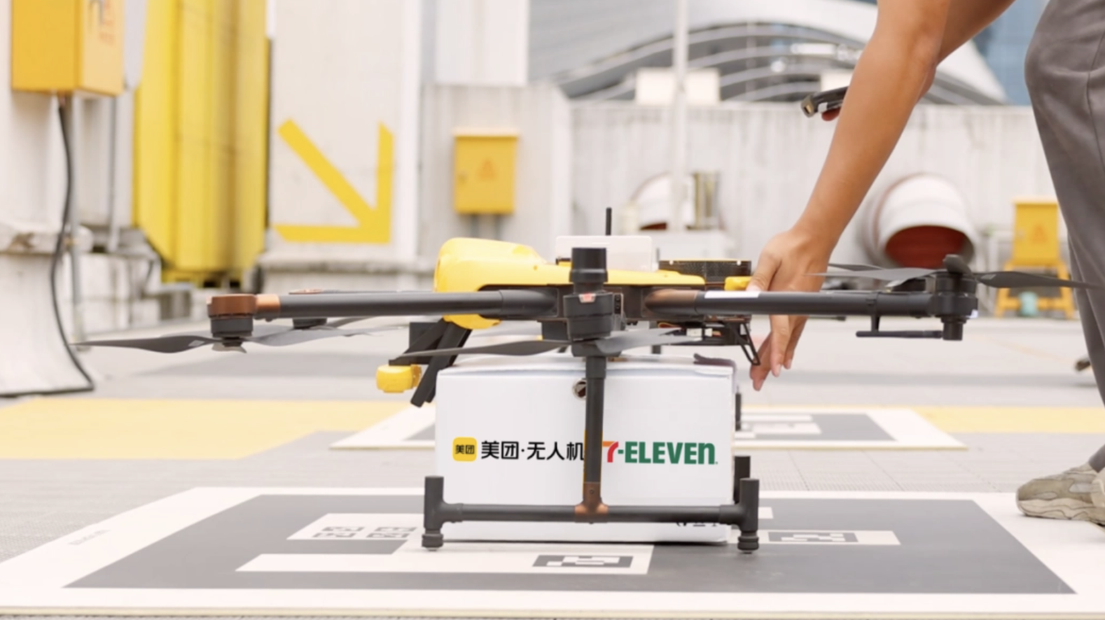 广东7eleven开启空中快递美团无人机闪电配送4分钟到手