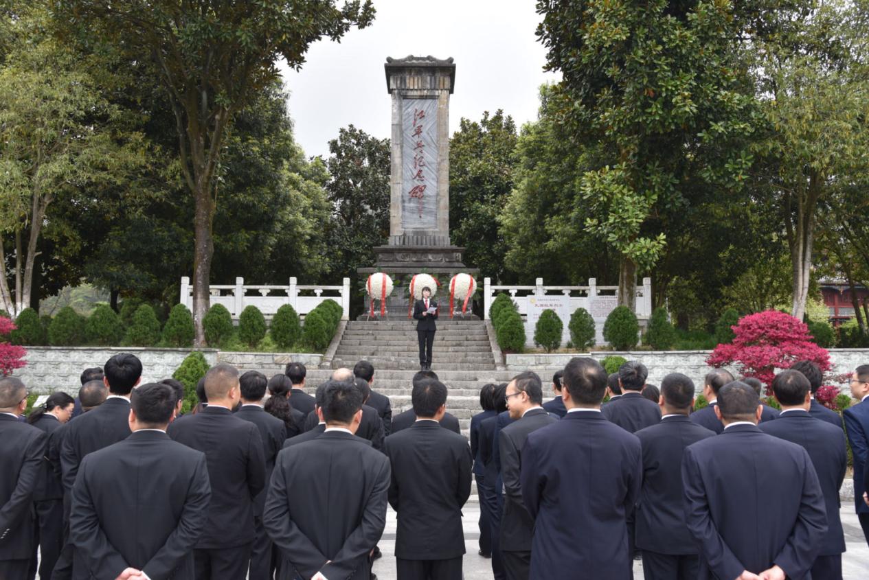 农发行威信县支行威信县人民法院威信农商行共同开展清明节祭奠革命