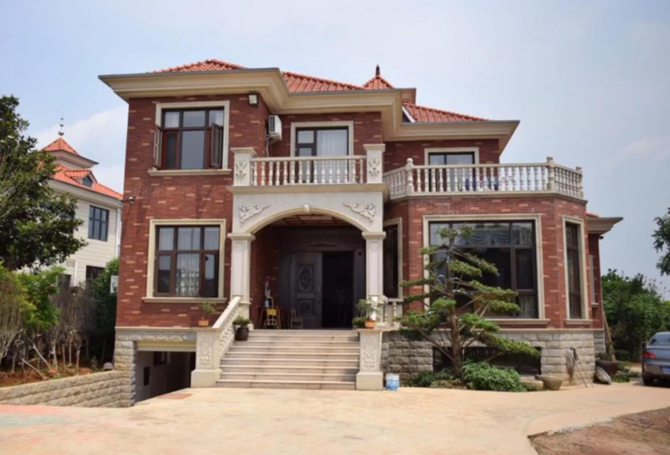 逃离大城市的年轻人股市赚100万回村盖别墅没房贷没压力