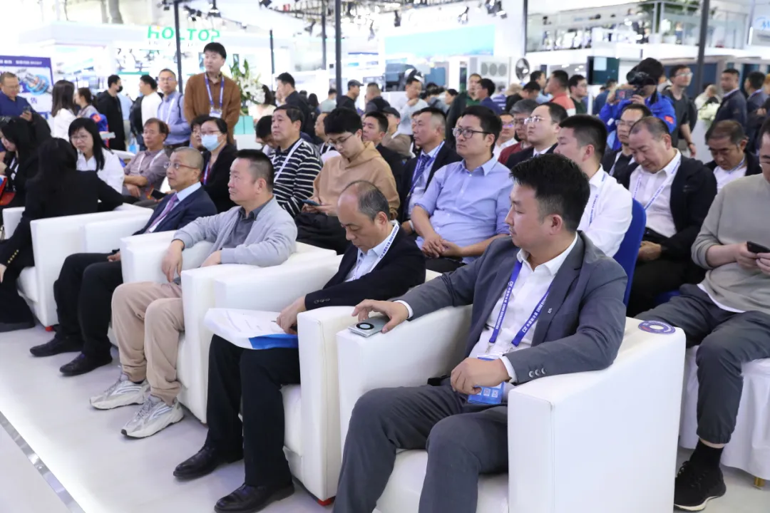 鑫磊股份董事长钟仁志,鑫磊股份总经理钟佳妤以及全国各大代理商和