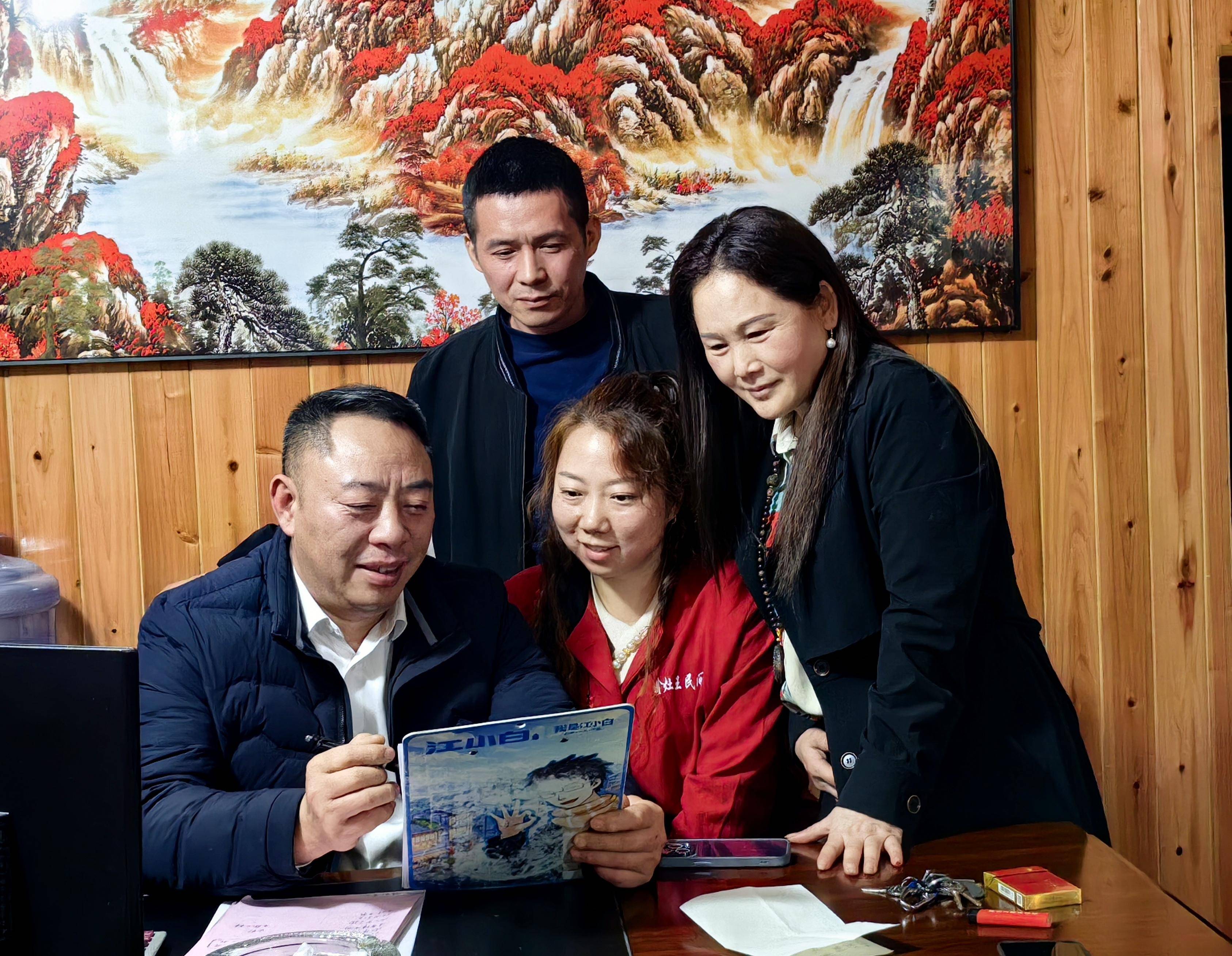 知名书画家王豪(右)介绍"坛香"泡菜的制作工艺在农场场长杨刚的带领下