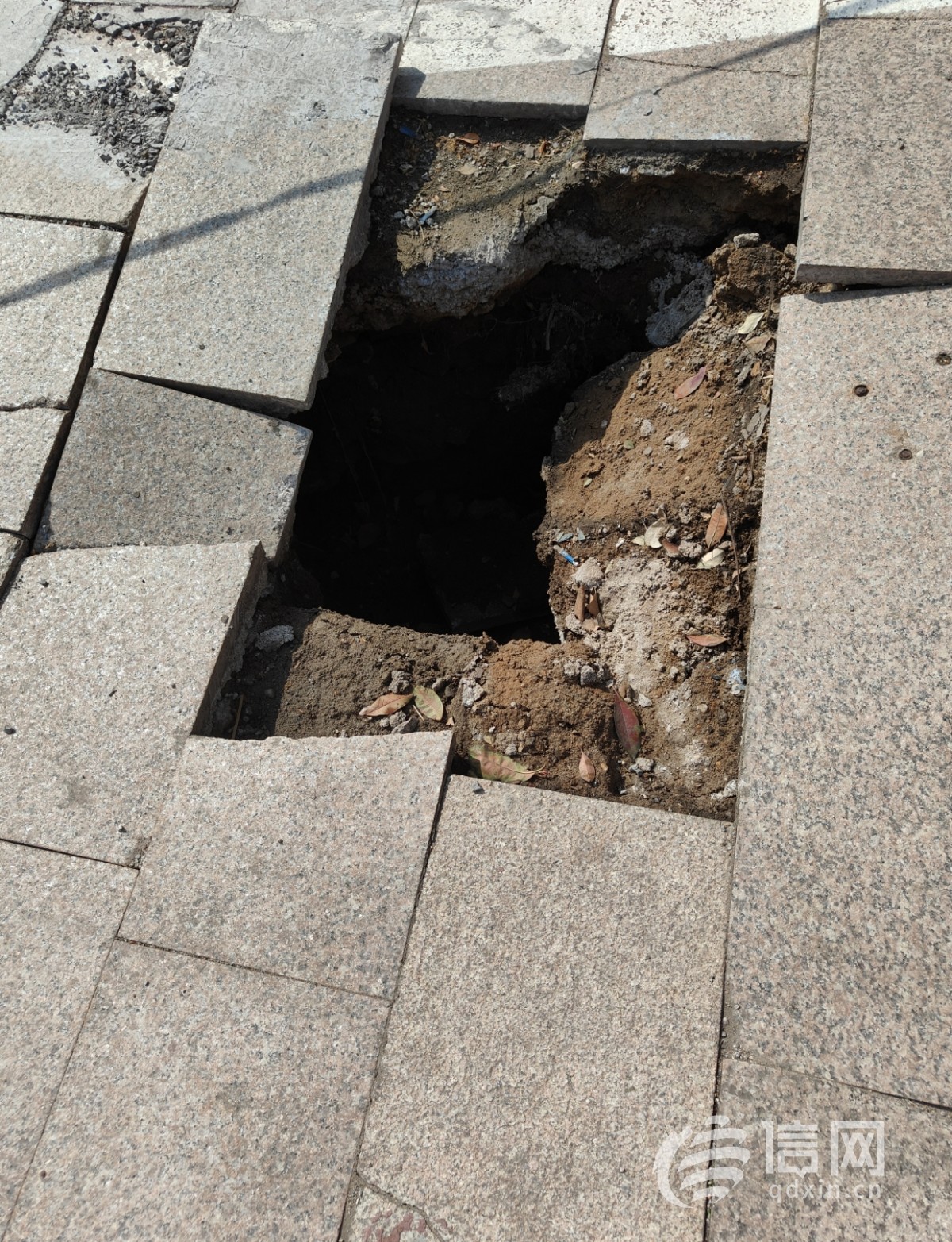 即墨一商业区停车场地面塌陷 市民盼尽快修缮_财富号_东方财富网