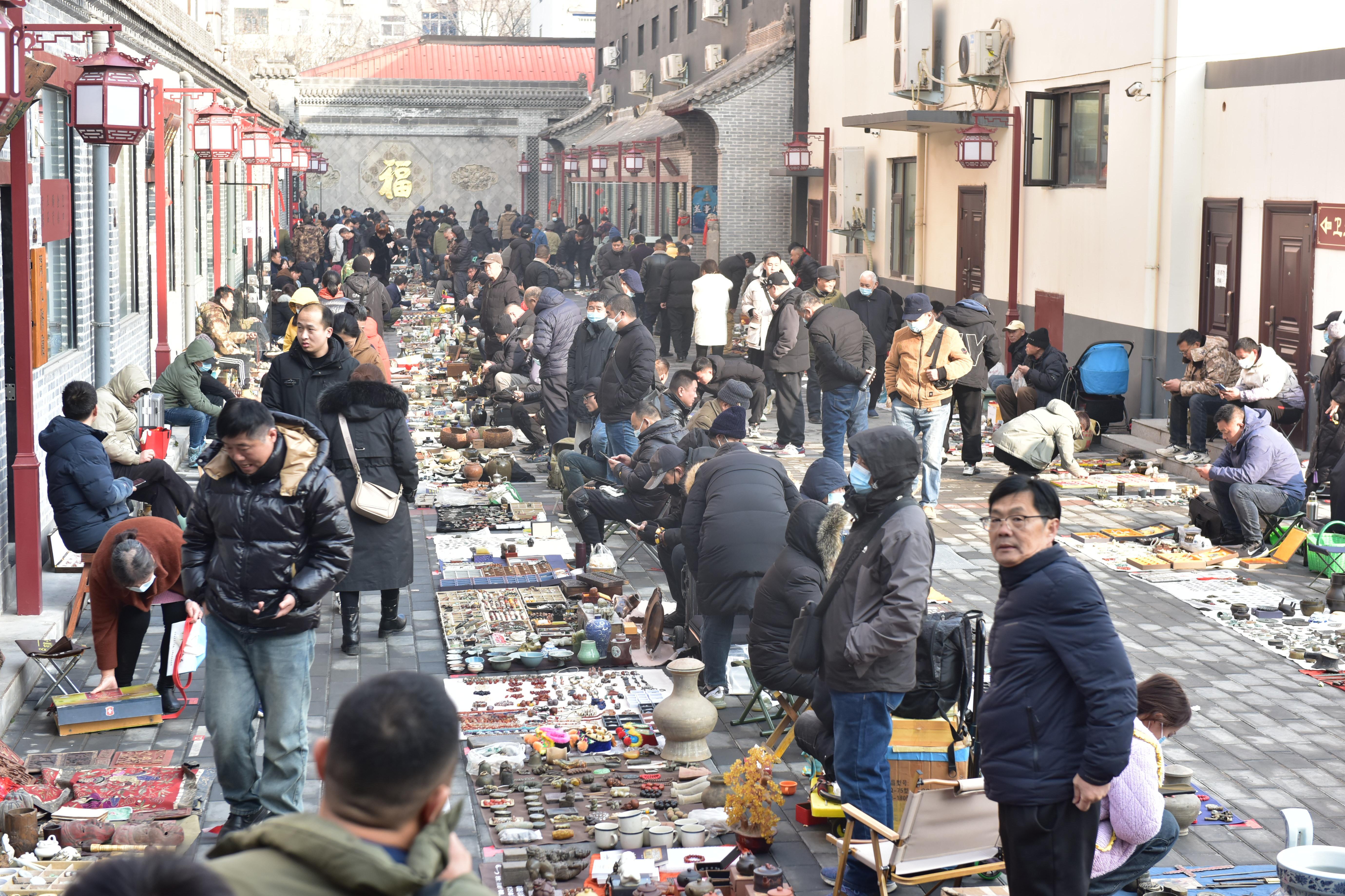 河南郑州清明地摊大会成为文化盛事吸引60000人次热情参与为古玩界