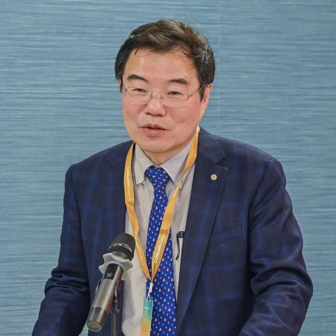 秦丽萍(二排中),清华大学医院管理研究院常务副院长张宗久(二排右)