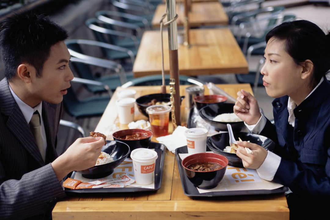 打开小红书,关于"如何判断一家饭店是否使用了预制菜"的笔记数不胜数