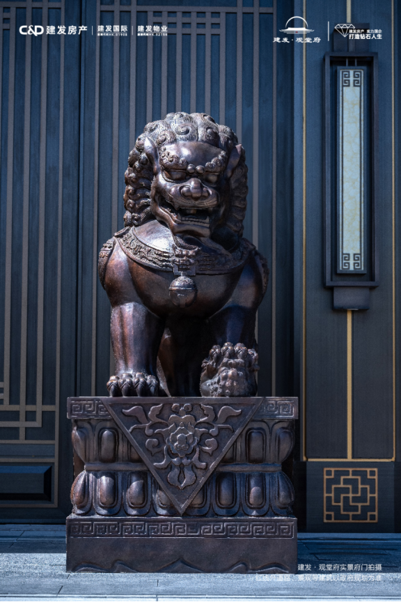 祥瑞铜狮:祥狮迎驾,辟邪镇宅,亦称门第之"家徽".
