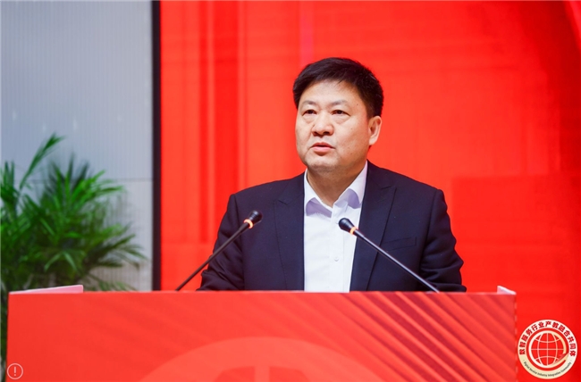 在致辞中表示,学校围绕"三五十"战略发展目标,坚持紧盯经济主市场