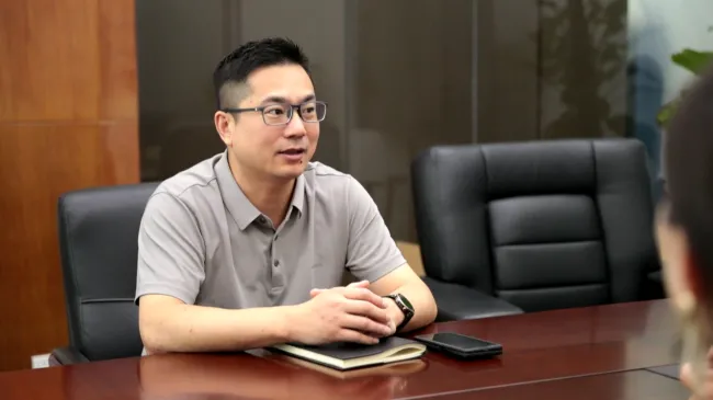 曾任深圳市拓日新能源科技股份有限公司董事,总经理,现任亿晶光电科技