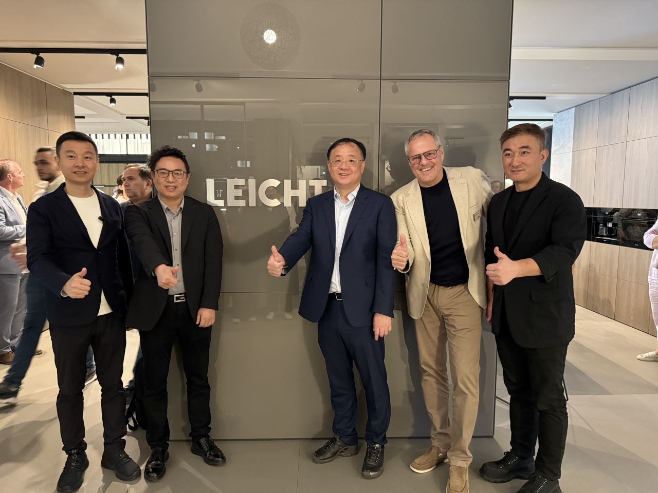 建发股份董事长郑永达一行考察第62届米兰国际家具展