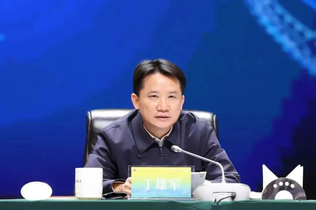 近日,市场传出获悉,茅台集团党委书记,董事长丁雄军或将调任贵州省