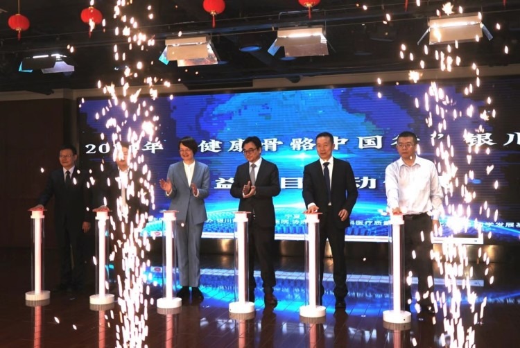 首页>创作中心>正文> 编辑左到右:梁志军,冯宁宇,章玉明,章振林,蔡利