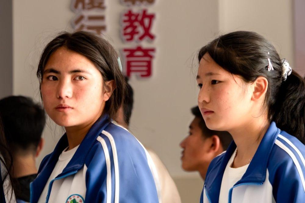 在普格县螺髻山初级中学,一批又一批已经学校视力初查的学生,相继来到