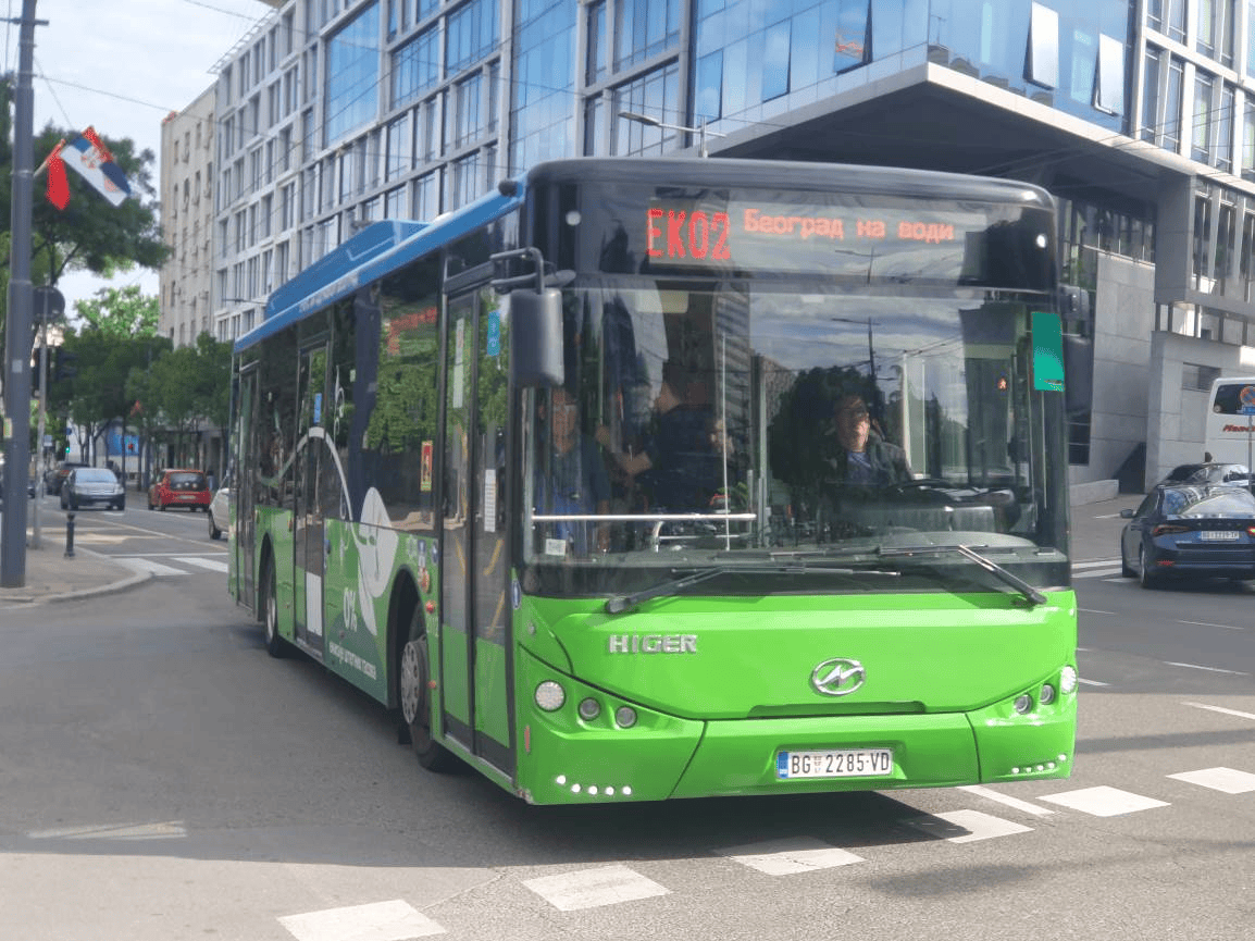 塞尔维亚街头的中国元素不只是五星红旗,还有苏州金龙海格客车!_财富