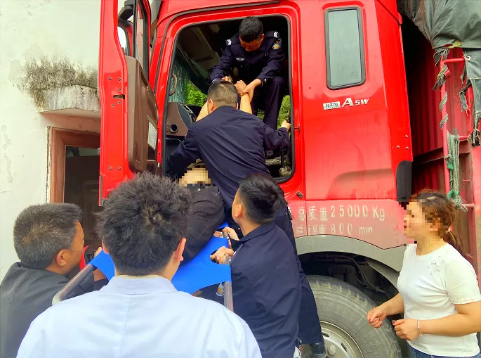凤冈:货车司机突发疾病,民警紧急救助