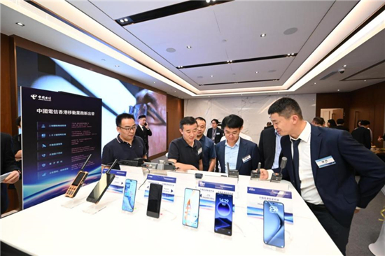 中兴axon 60 ultra亮相中国电信香港发布会,开启手机直连卫星新篇章