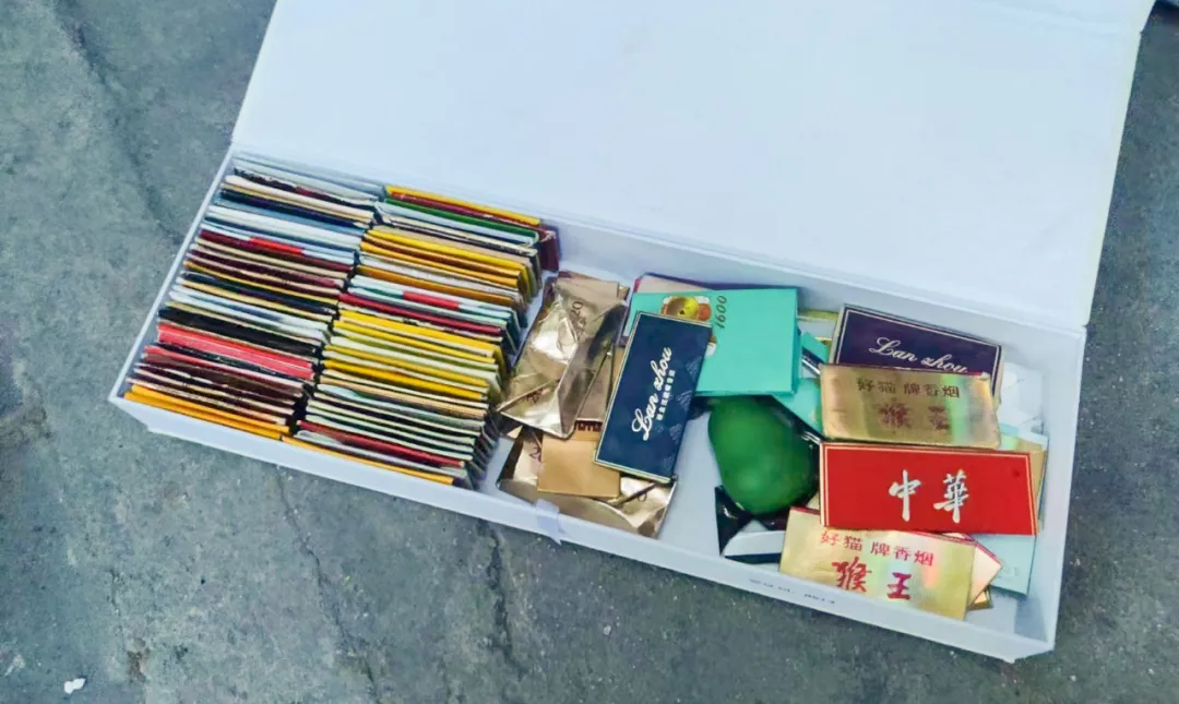 根据香烟本身的价格,学生们将烟卡划分出"三六九等",分为绝版卡,稀有