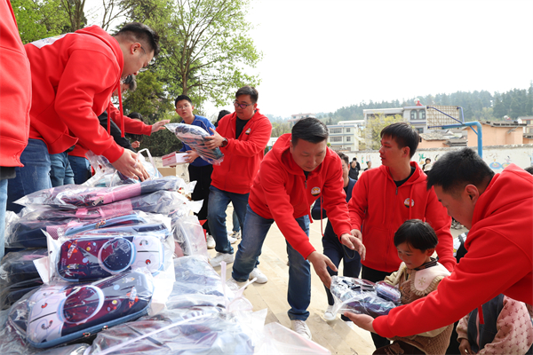 三米粥铺幸福行爱心助学,公益善举传递企业温度