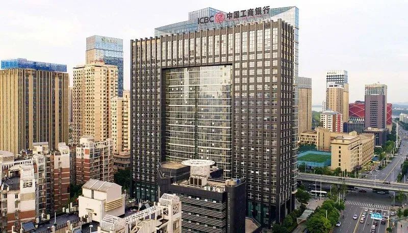 年报观察|工行日赚10亿元,招行人均薪酬超57万元