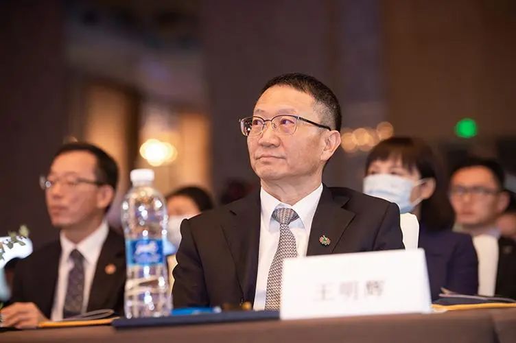 云南白药改组董事会后的第二年,云南白药多位高管和董事会成员的薪酬