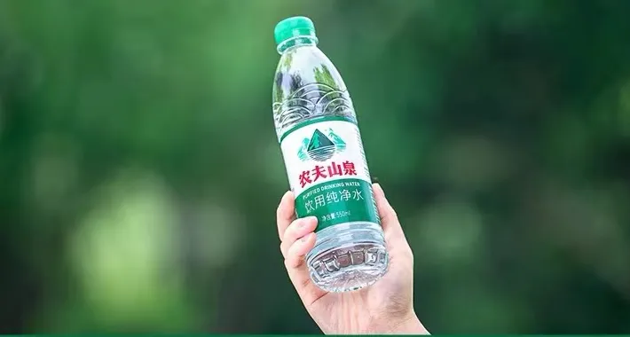 钟晱晱曾经骄傲地说"我选择了一个日不落产业,你不可能不喝水.