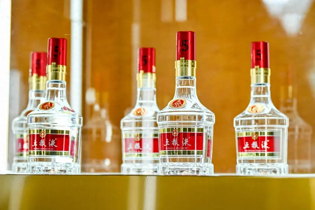 五粮液45度焕新回归,打造中国高端中度白酒引领者!