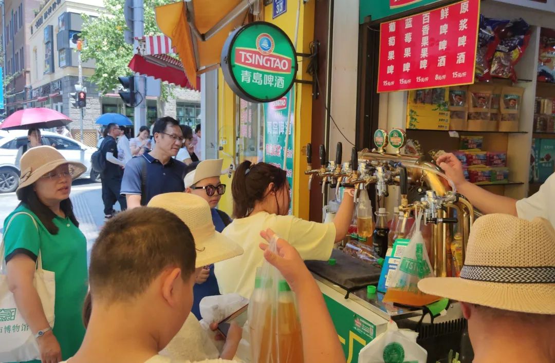 许多外地游客体验青岛散装啤酒
