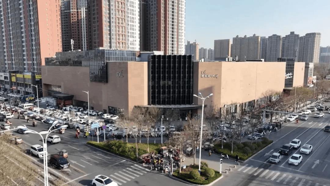 自从接盘了胖东来原址后,新乡大商百货原本自信满满会超越胖东来,结果