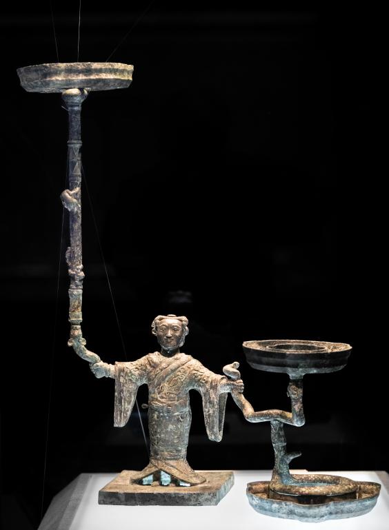 dsc09175-银首人俑铜灯-战国-铜器-纹样