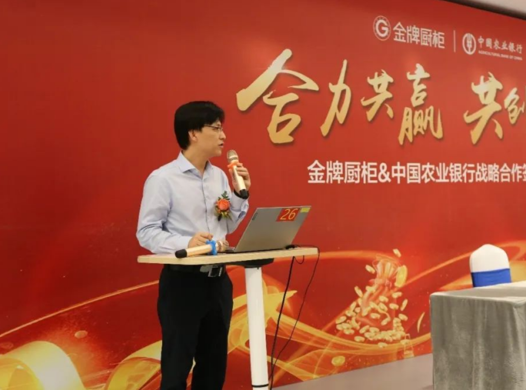 中国农业银行信用卡中心商户发展部副总经理王飞受贿1730万余元,利用