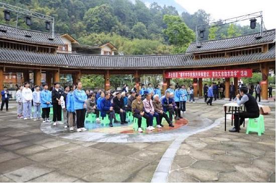 普法服务和乡村义诊活动现场在道真自治县大磏镇文家坝村开展的普法