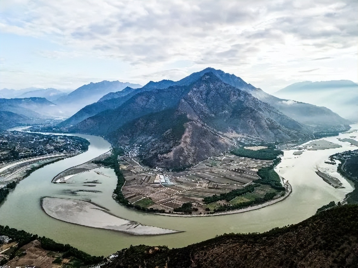首页>创作中心>正文>万里长江第一湾,拥有三江并流的神奇景观,更是