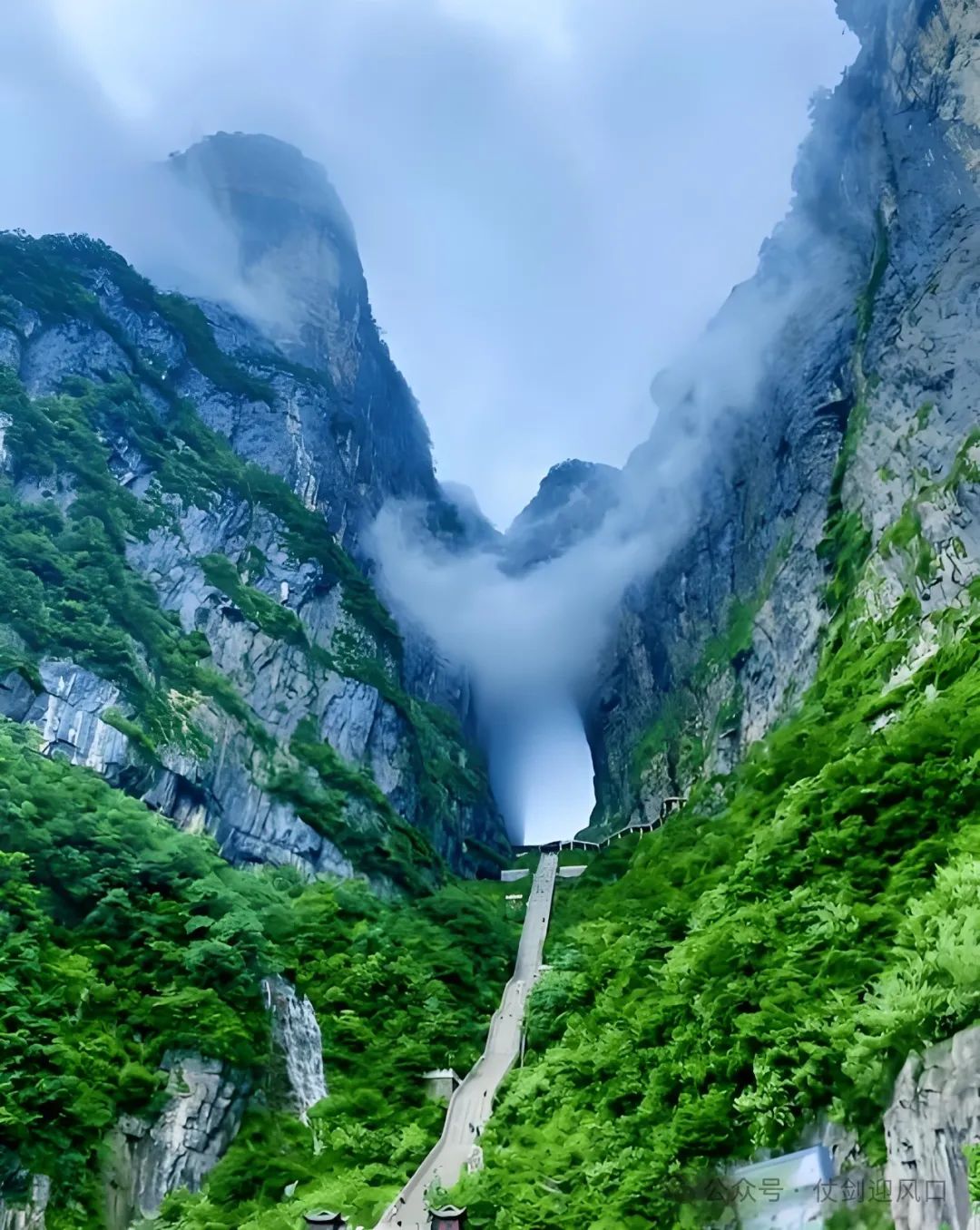 丽江股份的主要业务就是索道运输,印象丽江演出,酒店经营三大块,最