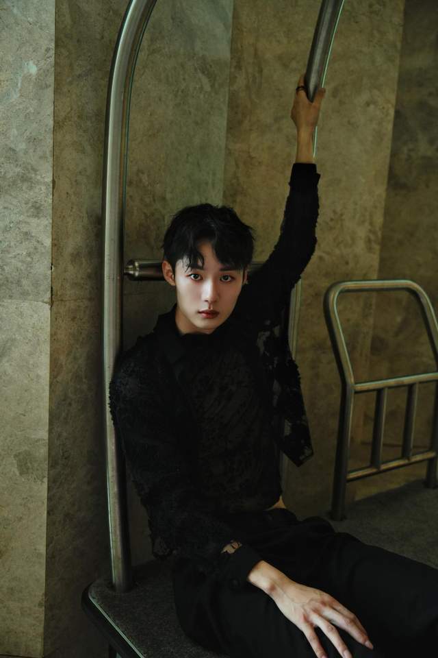 张霖浩身穿"镂空衣"出席星云奖,内娱幕后话题王让网友炸开锅