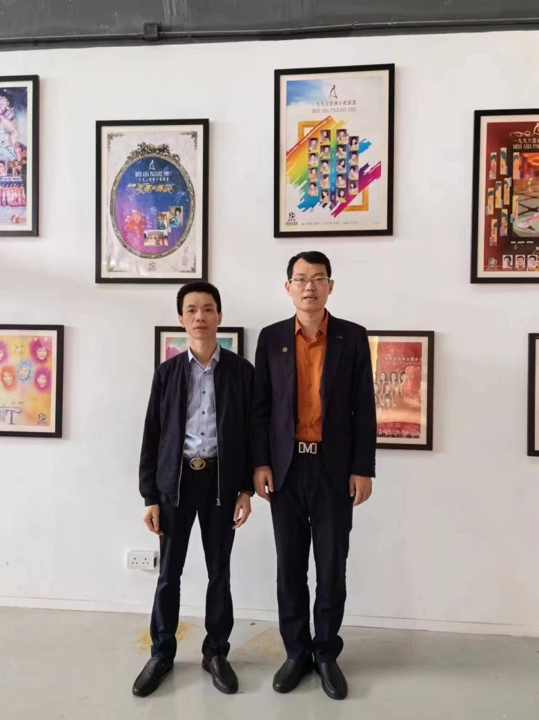 上图为王进财先生(左)与刘东明先生(右)合影亚洲电