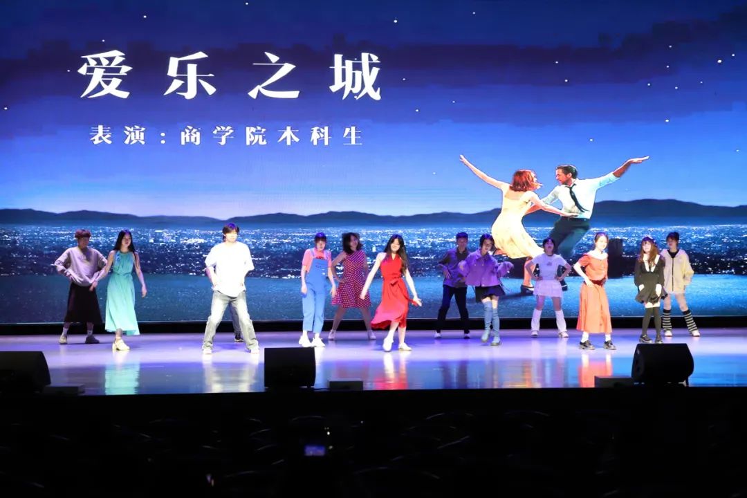"感动·商学院"温情献礼,毕业季思政课情深意长