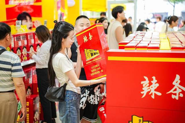 "零食很大"新店开业大零食"卷"出新花样