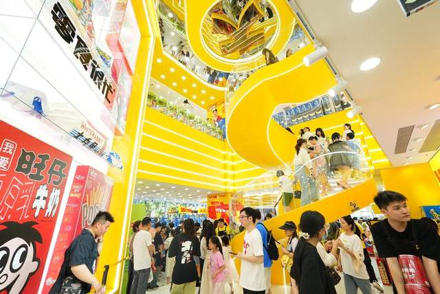 "零食很大"新店开业大零食"卷"出新花样