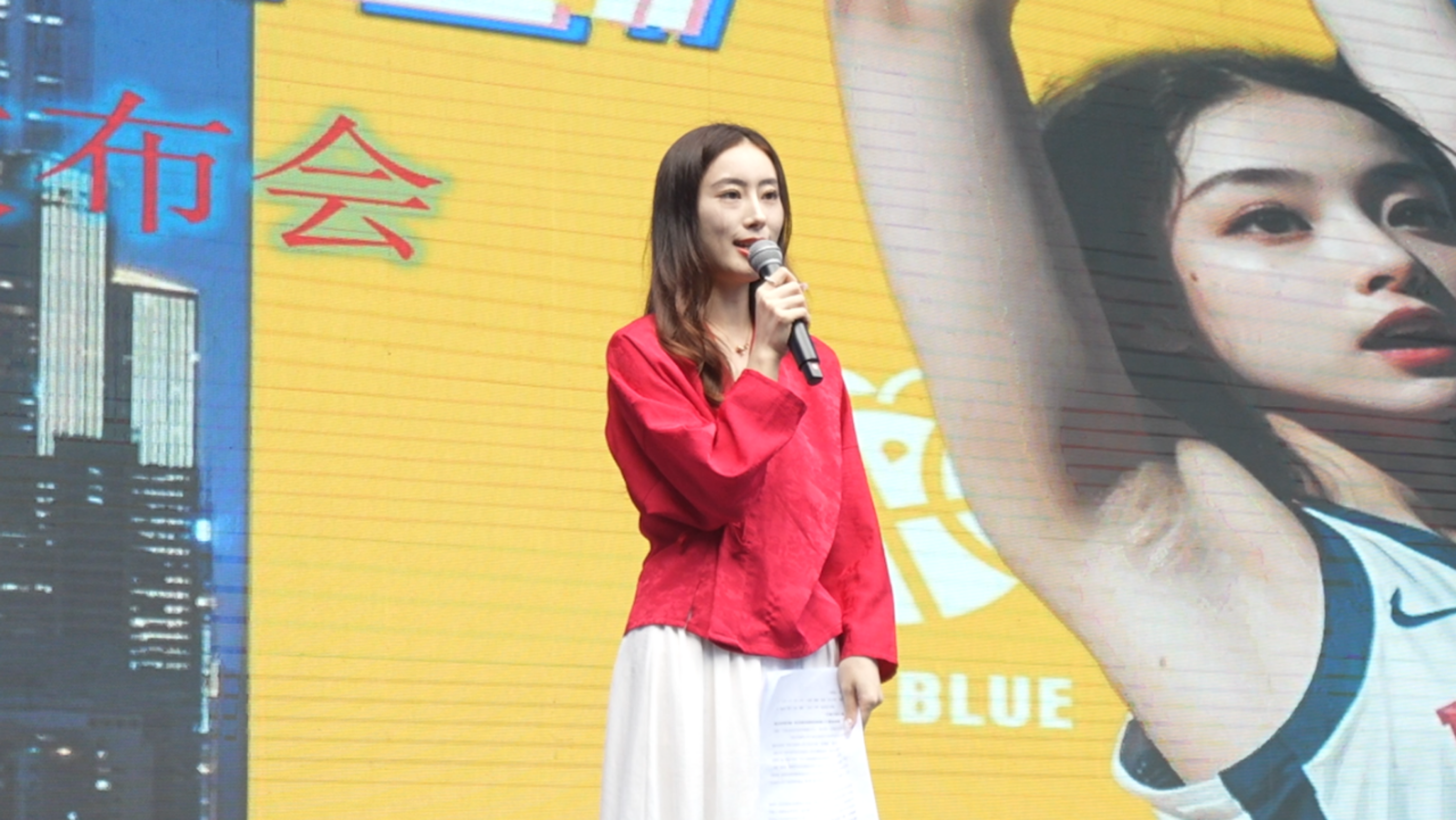 一开场深蓝女子篮球训练营的悦悦,小玲,嘉丽,欢欢,小慧,江诗琪,梅梅等