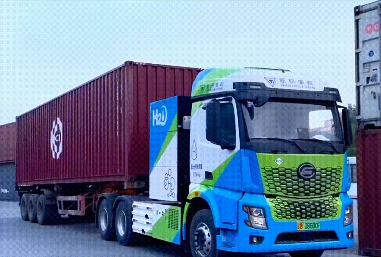新研氢能49t重卡正式在大连港集装箱码头投入运营