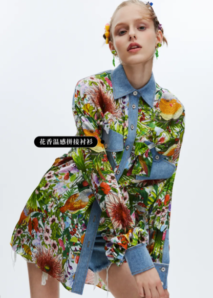 这一套将繁复印花混搭活泼的丹宁蓝调,解构,拼接牛仔元素,并饰入信封