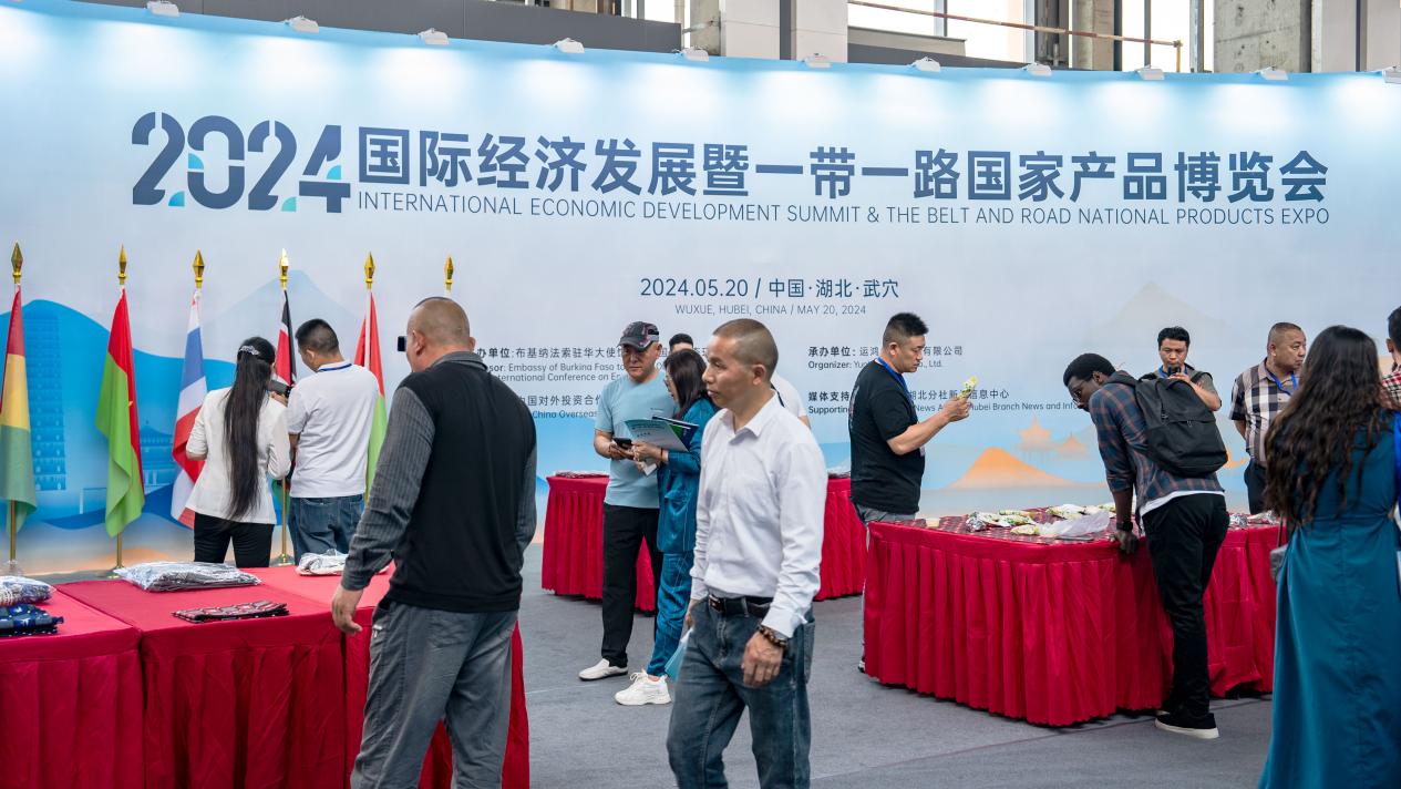 运鸿集团董事长吴东在会上表示,自"一带一路"倡议提出以来,运鸿集团