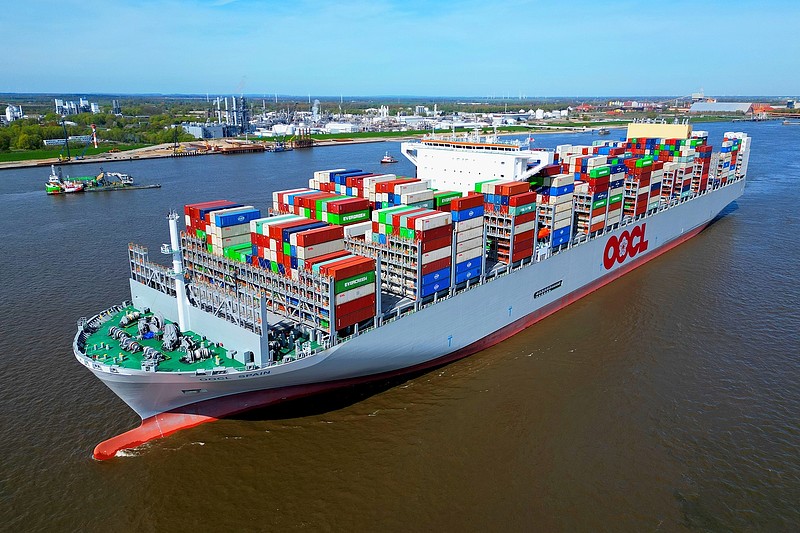 世界最大的集装箱船oocl spain首次停靠汉堡