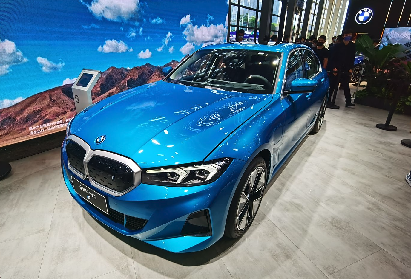 35万的宝马3系电动车暴跌至19万?4s店:属实!还能降价