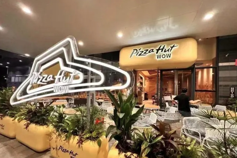 必胜客x王老吉高考营销翻车,业绩低迷开始走低端路线?